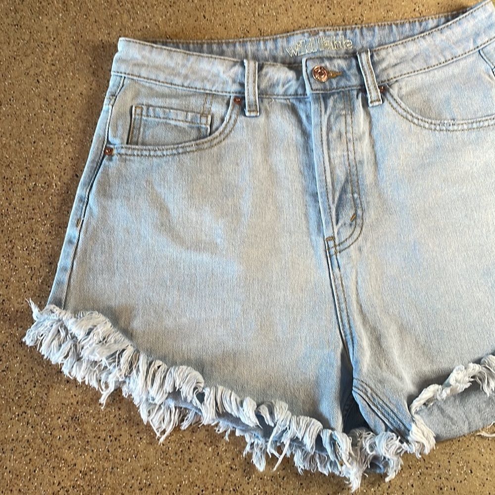 Wild Fable "High Rise Short" light wash denim cutoff jean shorts sz 8 - Picture 2 of 16